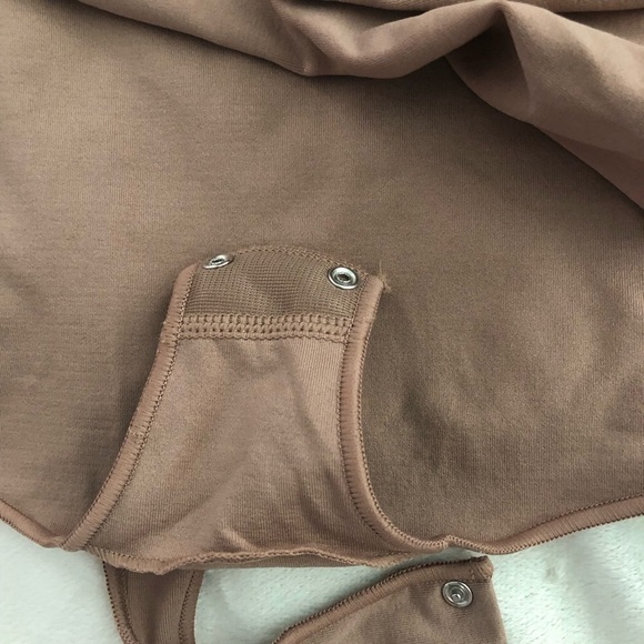 NWB ESSENTIAL CREW NECK LONG SLEEVE BODYSUIT - Picture 7 of 8